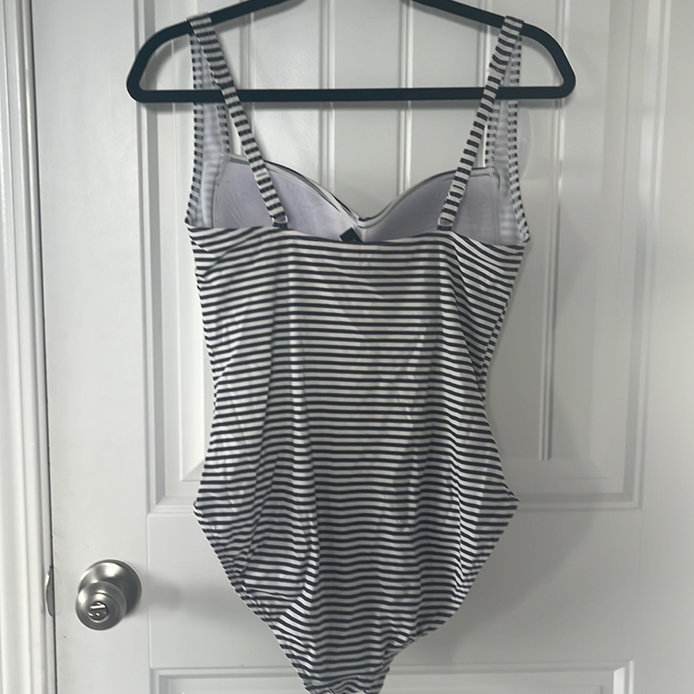 Super cute bathing suit! - Picture 2 of 3